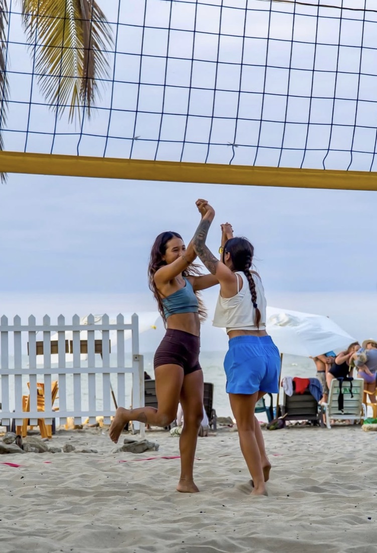 Two players celebrating under the net at Beach Volley Mancora